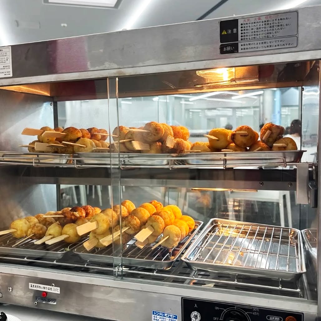 ご担当者様
先日はたこ焼き串、ありがとうございました。
大学祭で販売させていただきましたが、味もとても美味しく、来場された方からも好評でした。
特に手頃に食べられるサイズ感がよく、たくさんのお客さんに購入していただくことができました。
当日の販売様子の写真をいたします。
また機会がありましたら、ぜひ利用させていただきたいと思います。